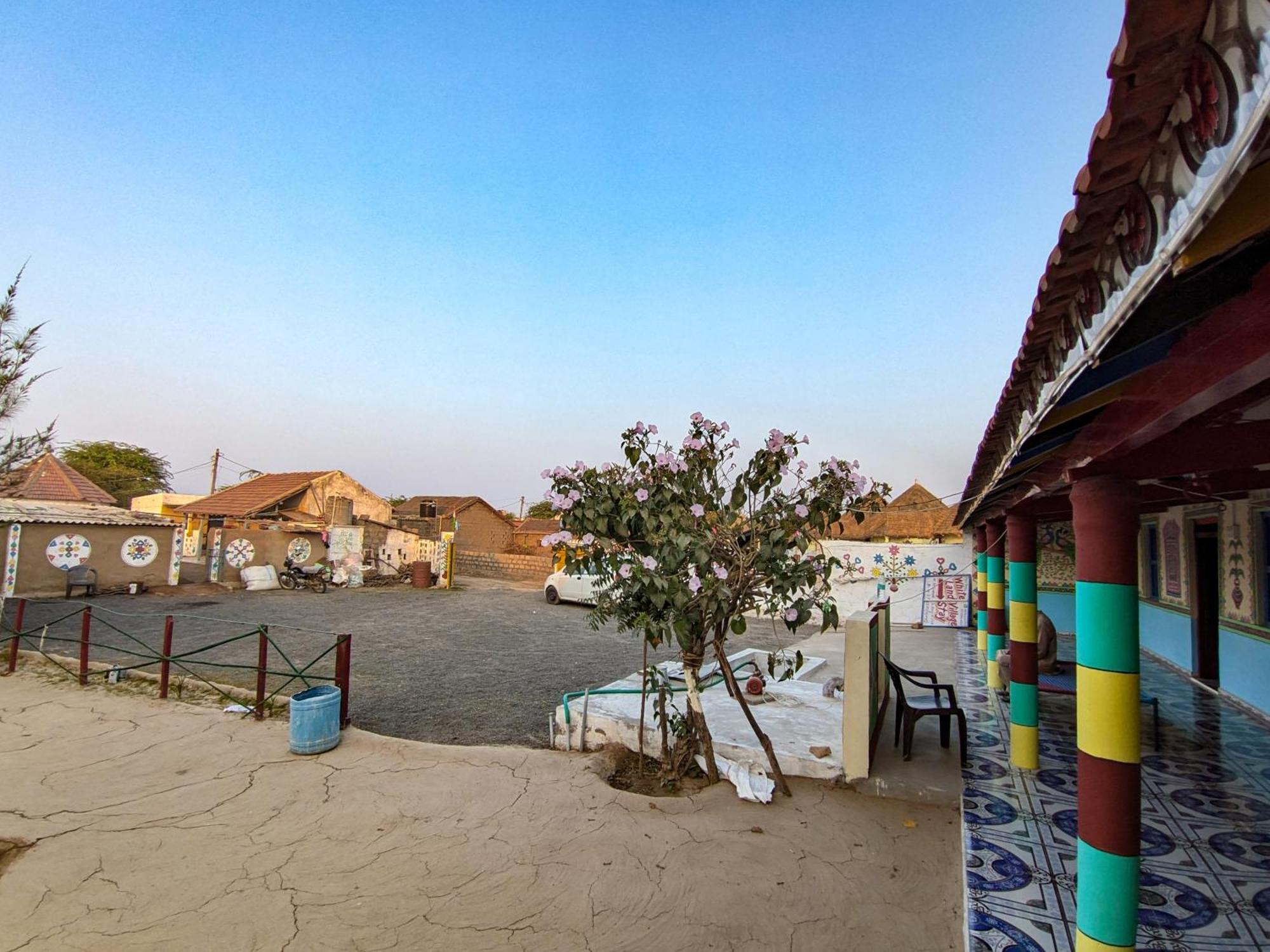 White Land Villagestay Dhordo Εξωτερικό φωτογραφία